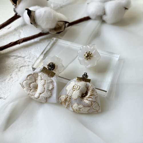 ウェディングシーンに♡インド刺繍リボンと白いお花のピアス
