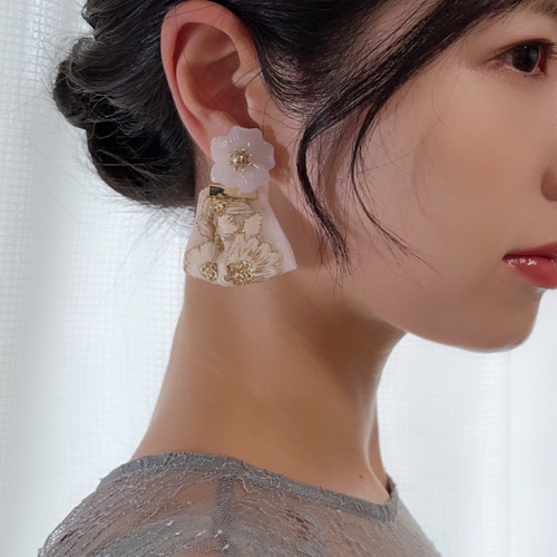 ウェディングシーンに♡インド刺繍リボンと白いお花のピアス