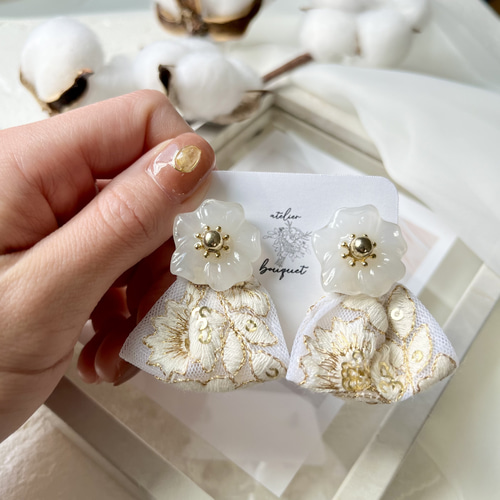 ウェディングシーンに♡インド刺繍リボンと白いお花のピアス
