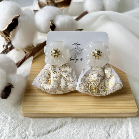 ウェディングシーンに♡インド刺繍リボンと白いお花のピアス  