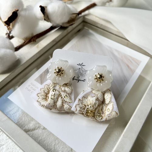 ウェディングシーンに♡インド刺繍リボンと白いお花のピアス
