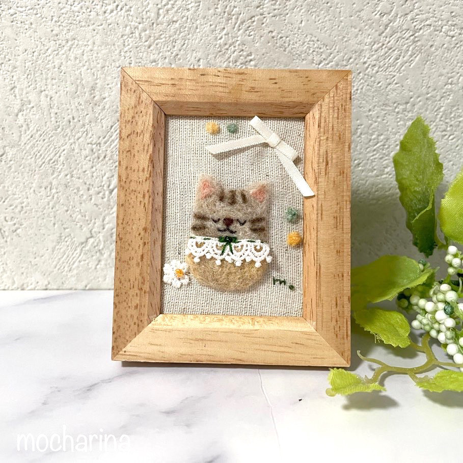 美術品　刺繍　毛糸  猫の額縁　ネコとカニ　額縁　半切　53×43