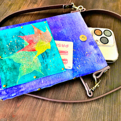 リーフアートのスマホポシェット（ブルー／フォレストグリーン） 2枚目の画像