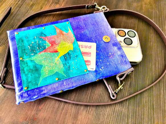 リーフアートのスマホポシェット（ブルー／フォレストグリーン） 2枚目の画像