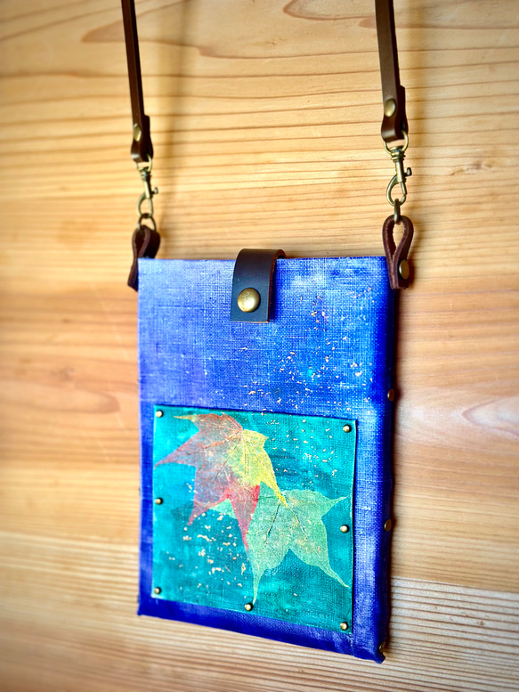 リーフアートのスマホポシェット（ブルー／フォレストグリーン） 4枚目の画像