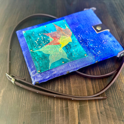 リーフアートのスマホポシェット（ブルー／フォレストグリーン） 7枚目の画像