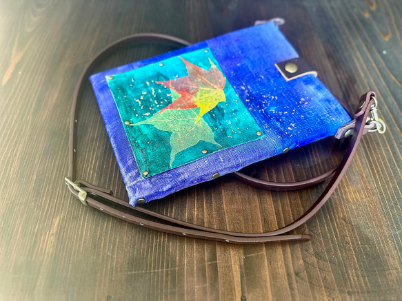 リーフアートのスマホポシェット（ブルー／フォレストグリーン） 7枚目の画像