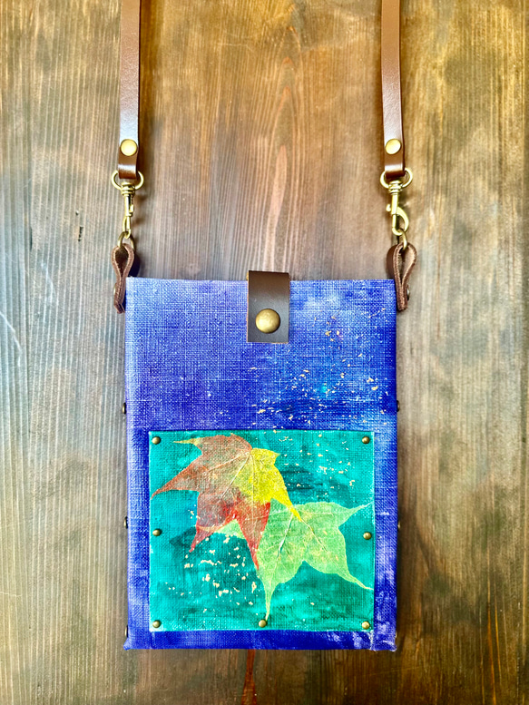 リーフアートのスマホポシェット（ブルー／フォレストグリーン） 3枚目の画像