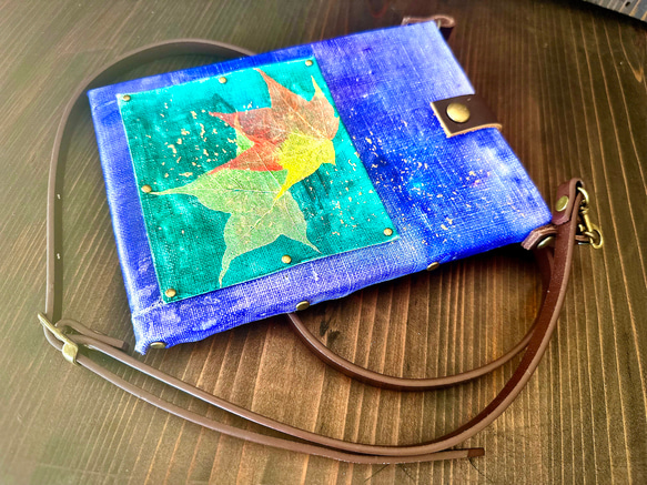 リーフアートのスマホポシェット（ブルー／フォレストグリーン） 1枚目の画像