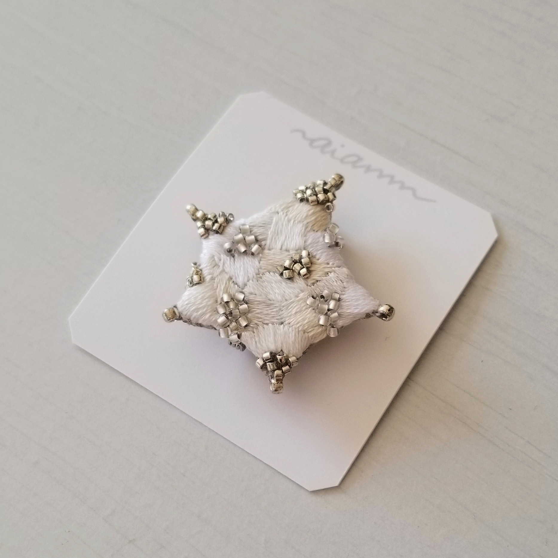 ペンタゴン刺繍ブローチ