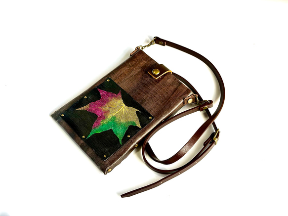 リーフアートのスマホポシェット（ブラウン／ブラック） 1枚目の画像