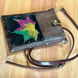 リーフアートのスマホポシェット（ブラウン／ブラック） 4枚目の画像