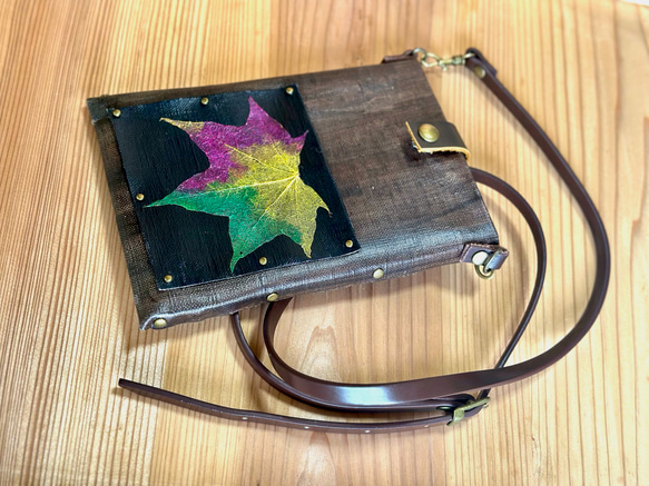 リーフアートのスマホポシェット（ブラウン／ブラック） 4枚目の画像
