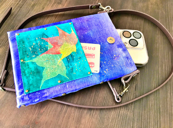 リーフアートのスマホポシェット（ブラウン／ブラック） 6枚目の画像