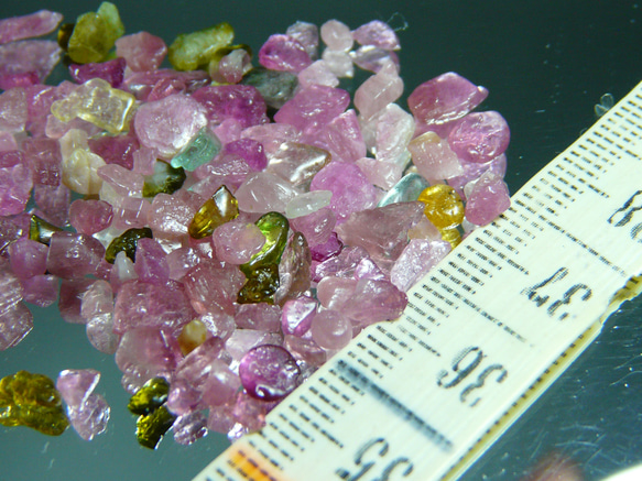 Q418【アフリカ産】 加熱☆電気石☆(?_?)エ? 紫外線で蛍光 トルマリン