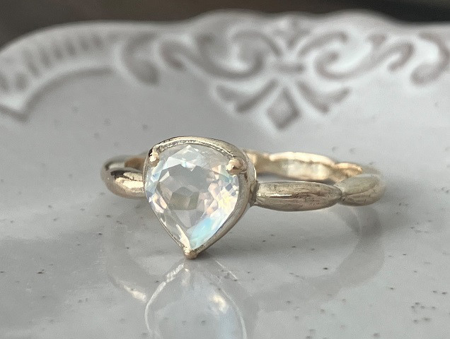 【送料無料】月明りのムーンストーン・リング（１０ｋ）