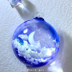 空レジン-真夜中の月　キーホルダー　冬/透明感/プレゼント/雲 1枚目の画像
