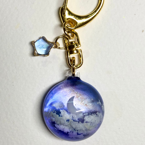 空レジン-真夜中の月 キーホルダー 冬/透明感/プレゼント/雲