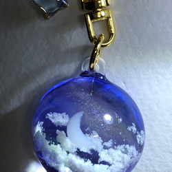 空レジン-真夜中の月　キーホルダー　冬/透明感/プレゼント/雲 4枚目の画像