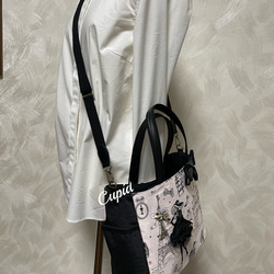 フランス輸入生地 パリジェンヌ柄にドレスを着せたサイドポケット付き2Wayトートバッグ（リボンコサージュ付き）　 5枚目の画像