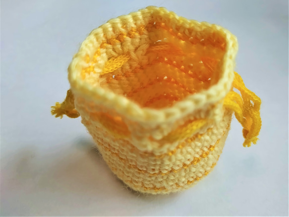（Sサイズ）手編みのまんまる巾着ミニポーチ（底４㎝）【VIUTY】（Creema限定） 4枚目の画像