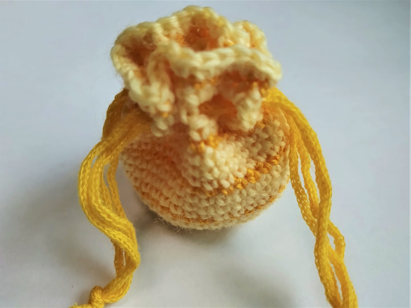 （Sサイズ）手編みのまんまる巾着ミニポーチ（底４㎝）【VIUTY】（Creema限定） 3枚目の画像