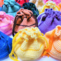 （Lサイズ）手編みのまんまる巾着ミニポーチ（底６㎝）【VIUTY】（Creema限定） 3枚目の画像