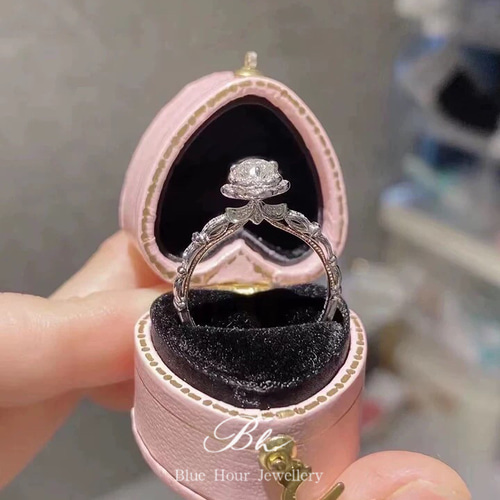 花咲く モアッサナイト フラワー キラキラ 0.4ct ゴージャス