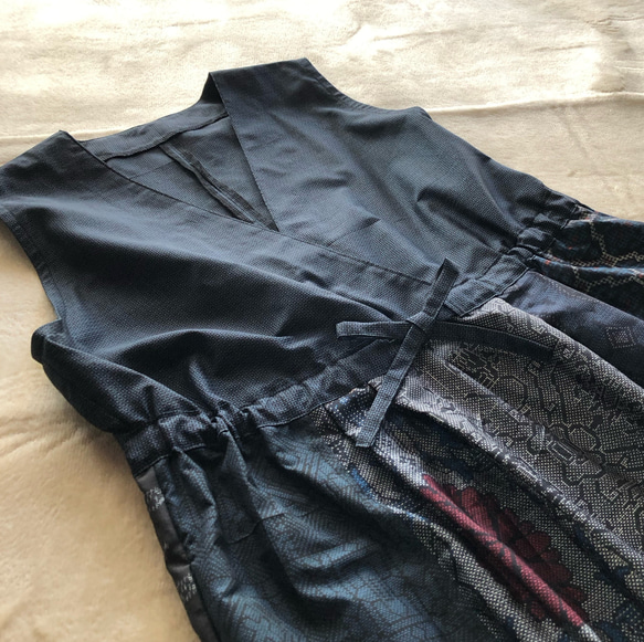 アンティーク大島紬のカシュクール風ジャンバースカート　おうちリラックス　着物リメイク 4枚目の画像