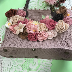 ピンクローズのトートバッグ（モカベージュ）★レース編み　ファスナー 口　手編み 編み物 6枚目の画像