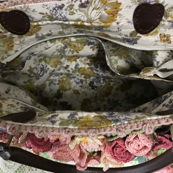 ピンクローズのトートバッグ（モカベージュ）★レース編み　ファスナー 口　手編み 編み物 5枚目の画像