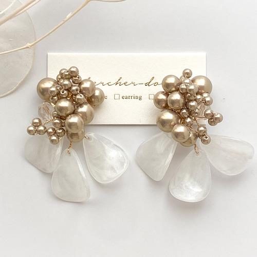 花びらパールブーケ ピアス/イヤリング] マーブルホワイト ピアス 