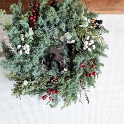 直前セール！ヒムロスギと野バラの実、ナンキンハゼの大きなクリスマス・リース 4枚目の画像