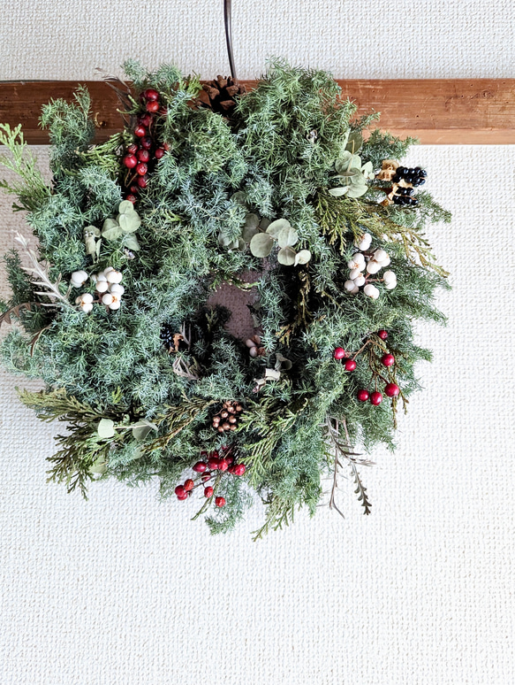 直前セール！ヒムロスギと野バラの実、ナンキンハゼの大きなクリスマス・リース 4枚目の画像