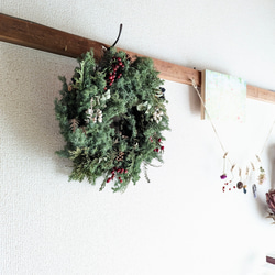 直前セール！ヒムロスギと野バラの実、ナンキンハゼの大きなクリスマス・リース 2枚目の画像