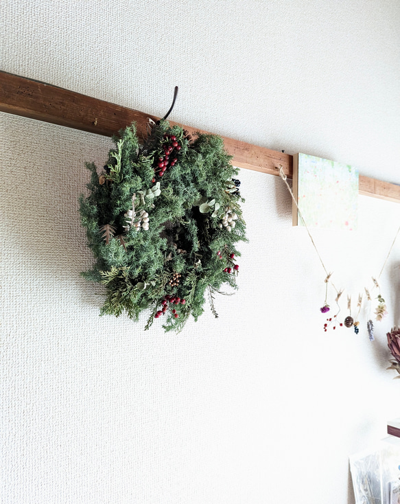 直前セール！ヒムロスギと野バラの実、ナンキンハゼの大きなクリスマス・リース 2枚目の画像