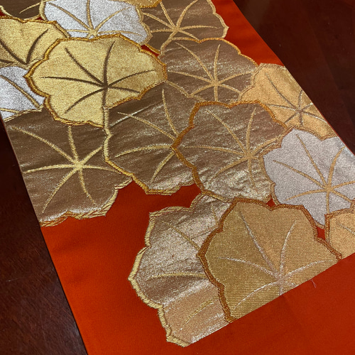 A836豪華刺繍‼️花嫁衣装帯‼️テーブルランナー1ｍ79cm 豪華刺繍 花嫁衣装の丸帯から作ったタッセル付き正絹テーブルランナー