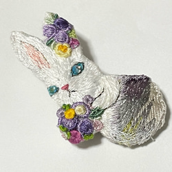 キラキラ刺繍うさぎブローチ(紫花) 2枚目の画像