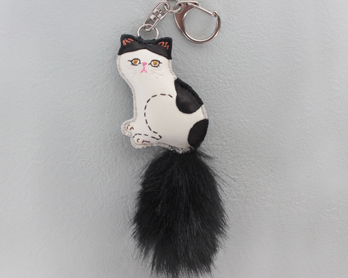 現品】おすわりふっくらハチワレ猫チャーム バッグチャーム