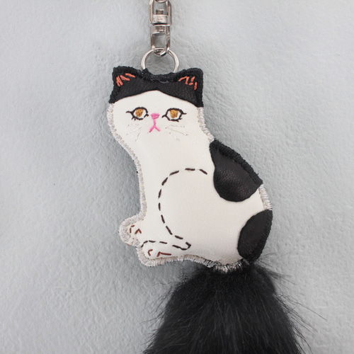現品】おすわりふっくらハチワレ猫チャーム バッグチャーム