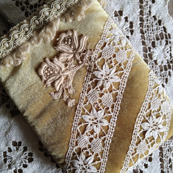 ベロアにシルク刺繍アップリケのミニサコッシュ 2枚目の画像