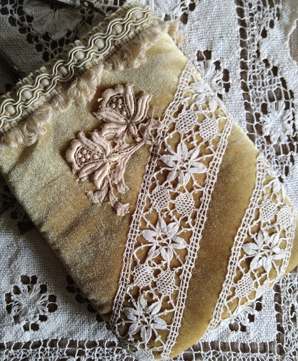 ベロアにシルク刺繍アップリケのミニサコッシュ 2枚目の画像