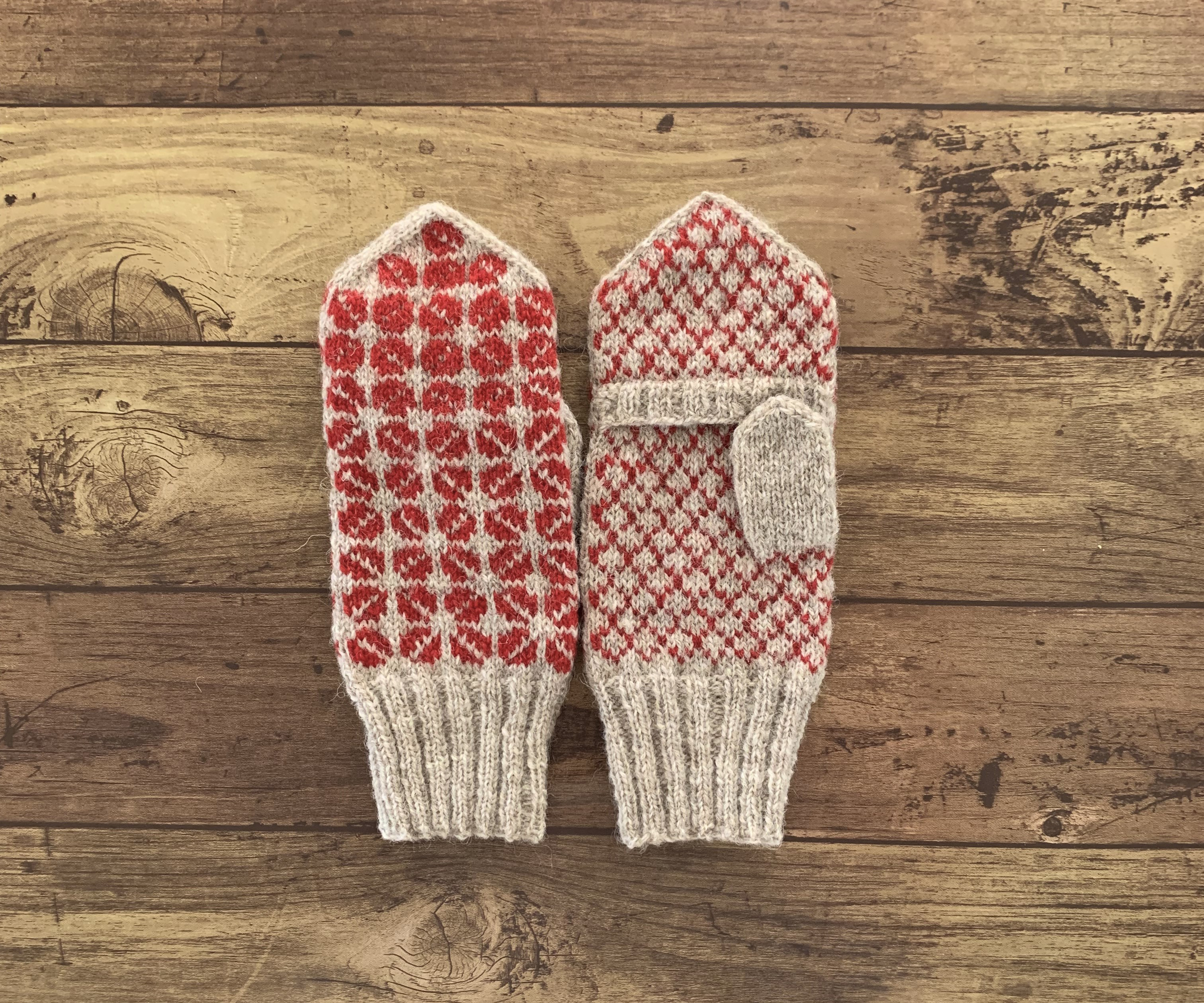 【受注制作】北欧ラトビア伝統柄のカバー付きミトン（ベージュ×レッド）