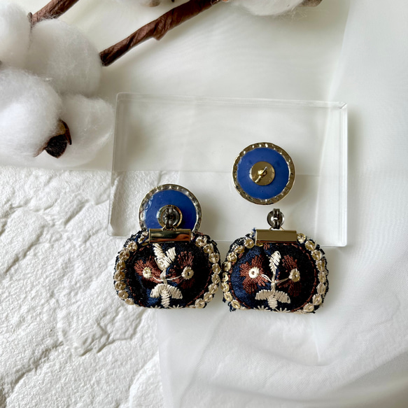 春のファッションのポイントに✿紺色インド刺繍リボンのタッセルとドライフラワーのイヤリング/チタンピアス 5枚目の画像