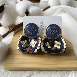 春のファッションのポイントに✿紺色インド刺繍リボンのタッセルとドライフラワーのイヤリング/チタンピアス 1枚目の画像