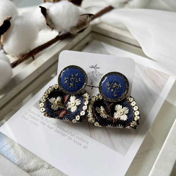 春のファッションのポイントに✿紺色インド刺繍リボンのタッセルとドライフラワーのイヤリング/チタンピアス 3枚目の画像