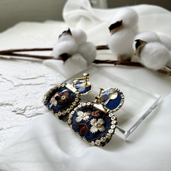 春のファッションのポイントに✿紺色インド刺繍リボンのタッセルとドライフラワーのイヤリング/チタンピアス 7枚目の画像
