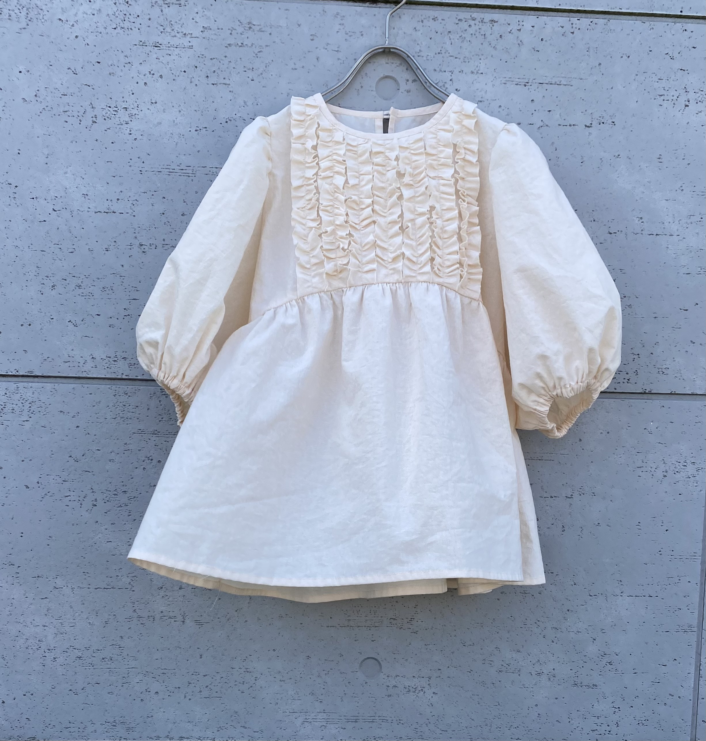 フリルブラウス