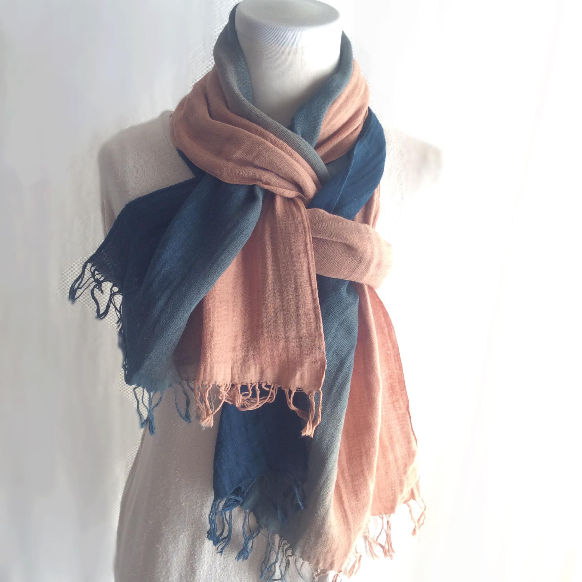 ジェンダーレスに装う 草木染めの大判ストール知多木綿2重ガーゼ 錆朱と茄子紺のグラデーション