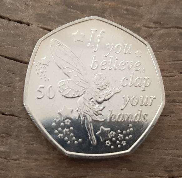レア　マン島　エリザベス女王の50ペンスコイン 2019年 ティンカーベル  TINKERBELLのデザイン ピーターパ 2枚目の画像
